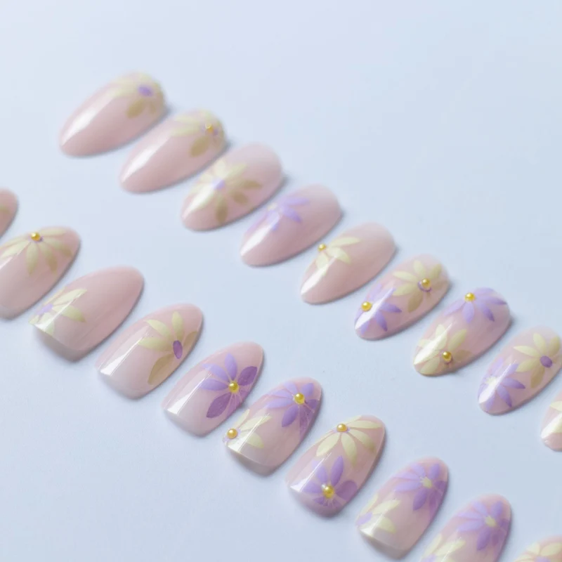 Elegante Florale Acryl Nagelkunst