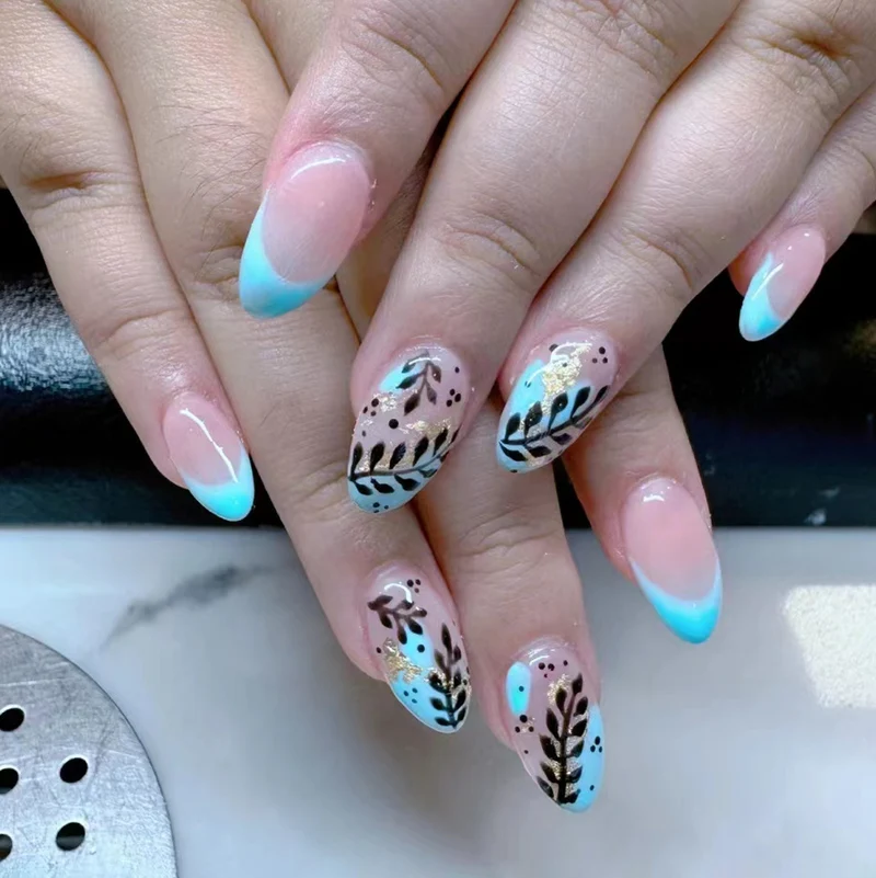 Elegantes Künstlerisches Nageldesign