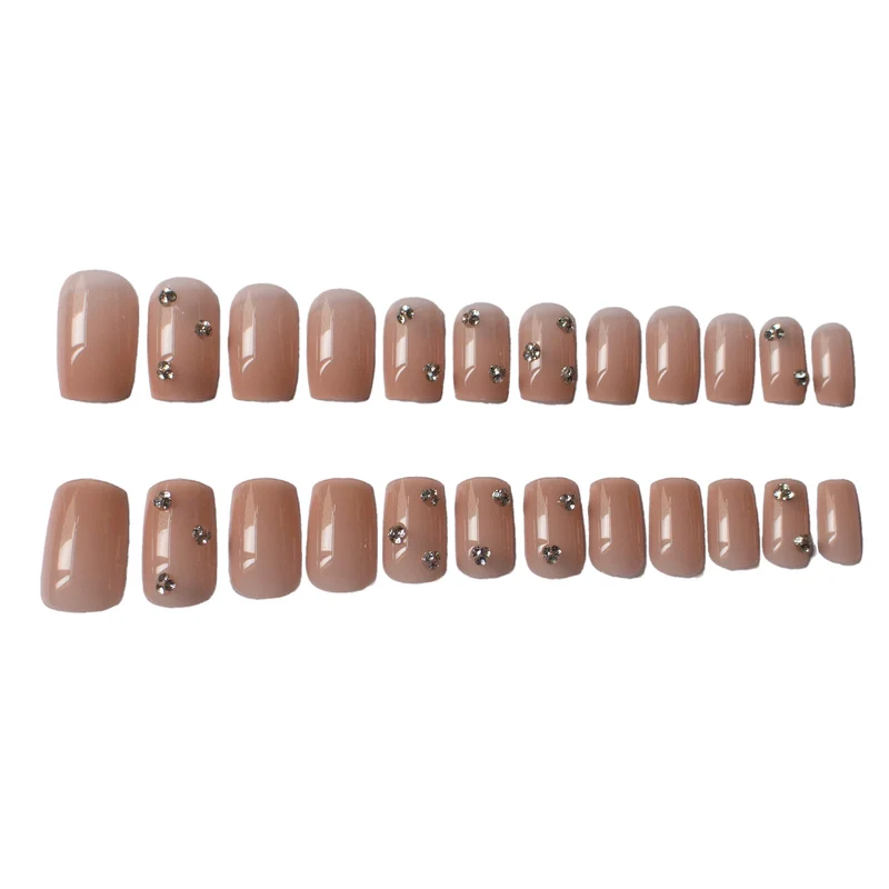 Dekorative Nagelkunst mit Strassakzenten
