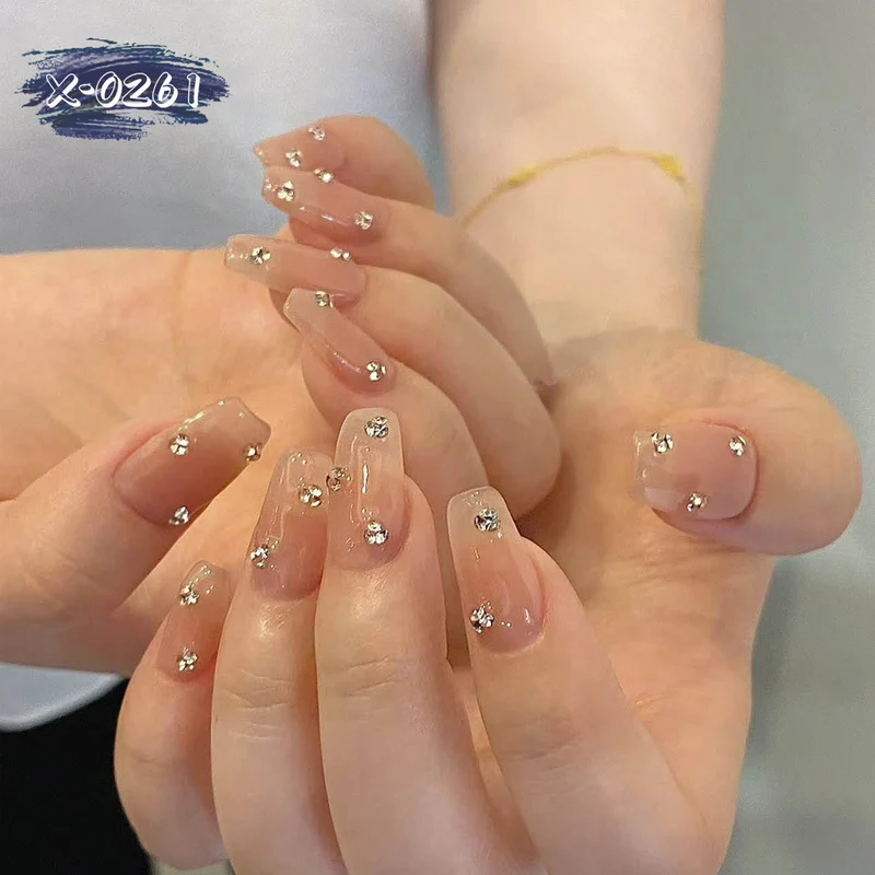 Dekorative Nagelkunst mit Strassakzenten