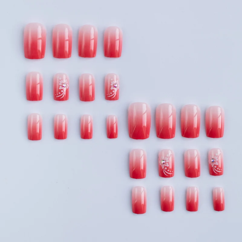 Dekoratives Nagelkunstset mit floralen Designs