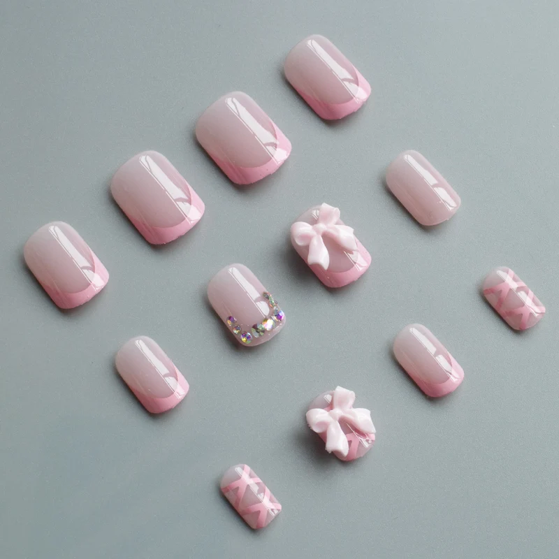 Dekorativer Nagelkunst-Set mit Schleifenakzenten