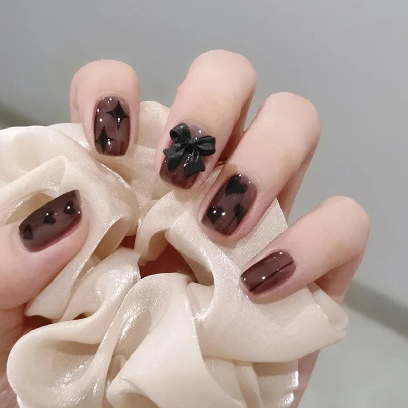 Künstlerisches Nageldesign-Kit mit Schleifenakzenten