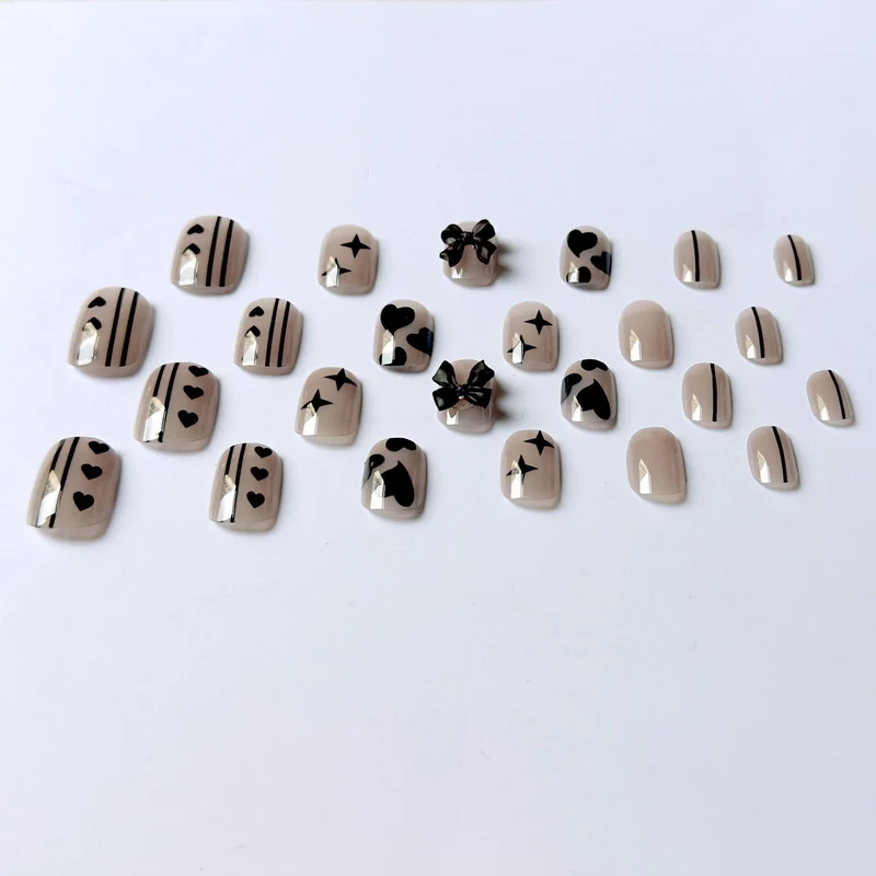 Künstlerisches Nageldesign-Kit mit Schleifenakzenten