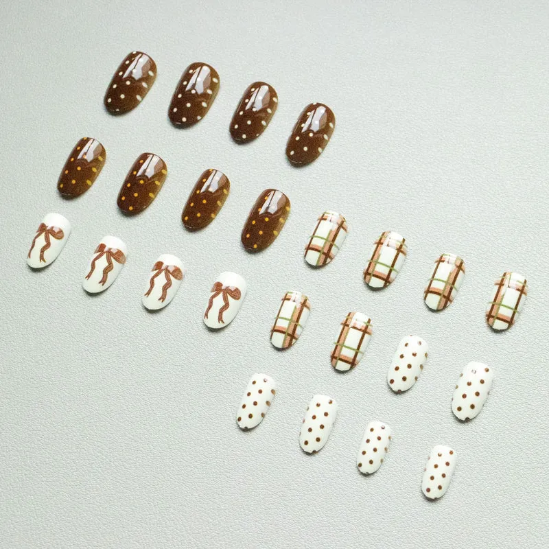 Künstlerisches Nagelkunstset mit einzigartigen Mustern
