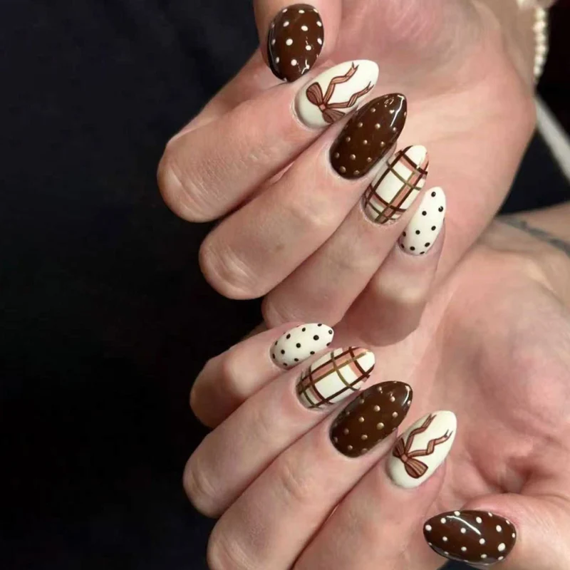 Künstlerisches Nagelkunstset mit einzigartigen Mustern