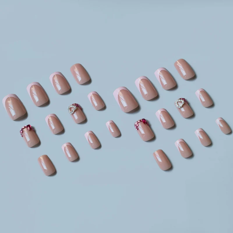 Dekoratives French Tip Nagelkunst Set mit Juwelenakzenten