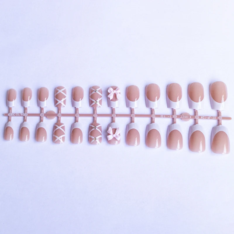 Dekorative französische Spitzen-Nagelkunst