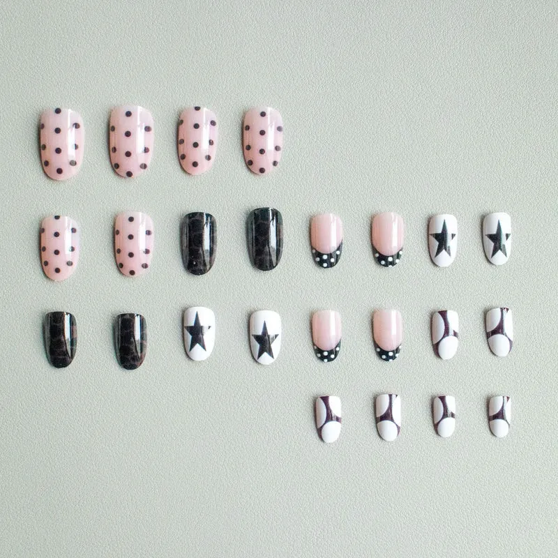 Künstlerisches Nail Art Set mit geometrischen Mustern
