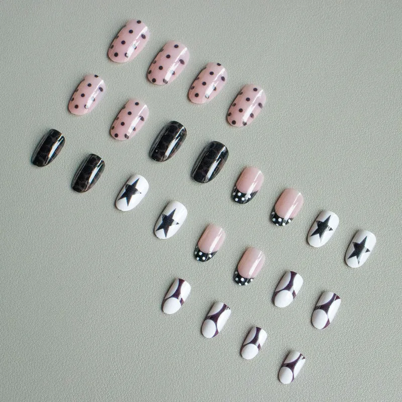 Künstlerisches Nail Art Set mit geometrischen Mustern