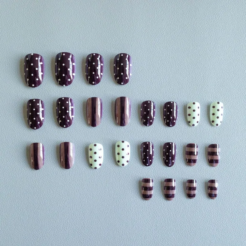 Künstlerisches Nagelkunstset mit Schokoladen- und Pünktchen-Designs