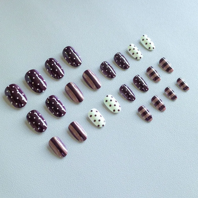 Künstlerisches Nagelkunstset mit Schokoladen- und Pünktchen-Designs