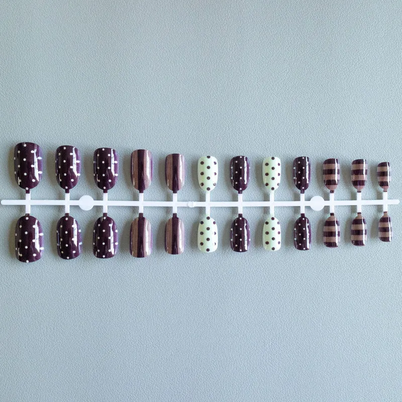 Künstlerisches Nagelkunstset mit Schokoladen- und Pünktchen-Designs