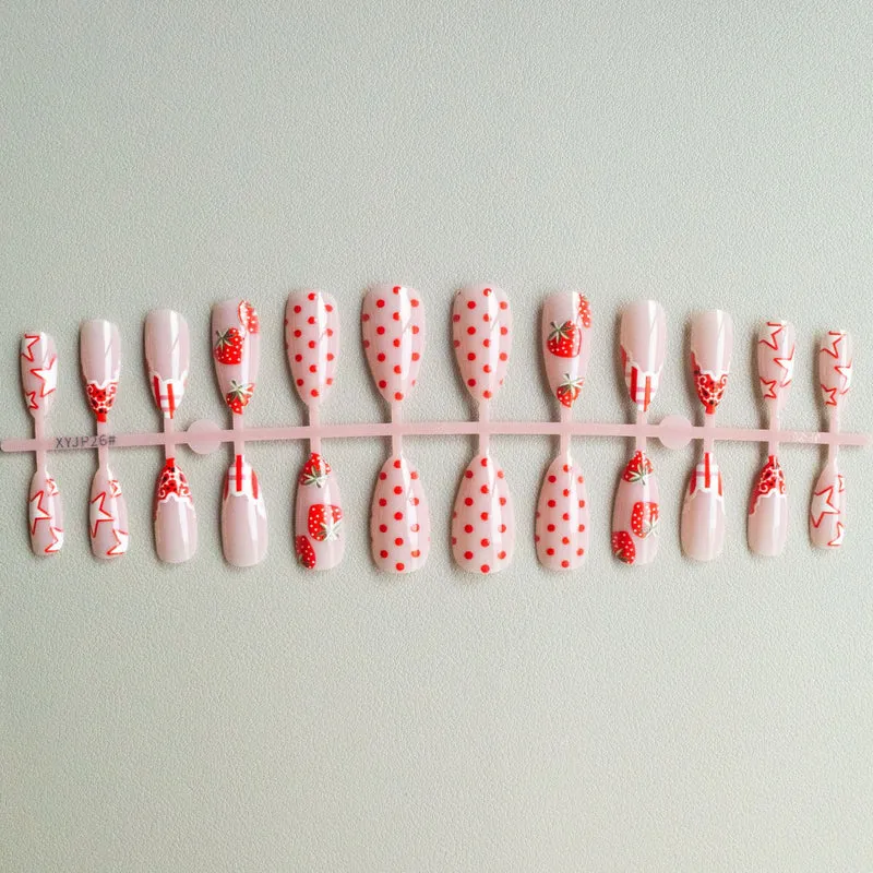 Kreatives Erdbeer-Gel-Nagelset