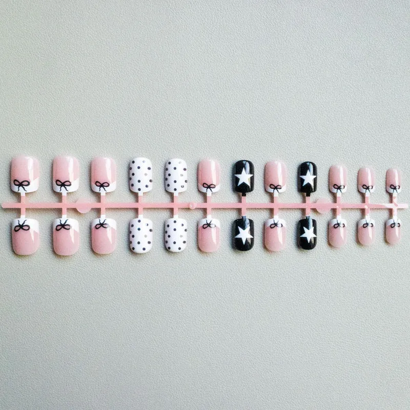 Künstlerisches geometrisches und Schleifen-Nagel-Kit