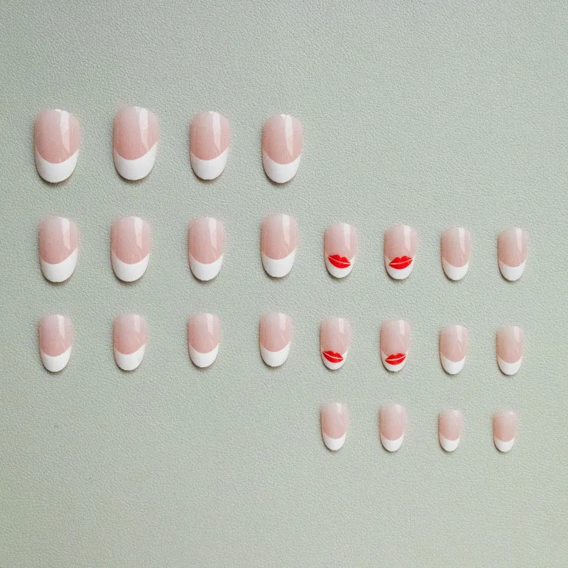 Künstlerisches French Tip Nagelkunst-Set mit Kiss-Design