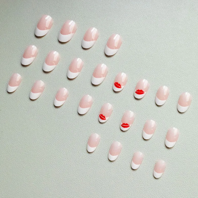 Künstlerisches French Tip Nagelkunst-Set mit Kiss-Design