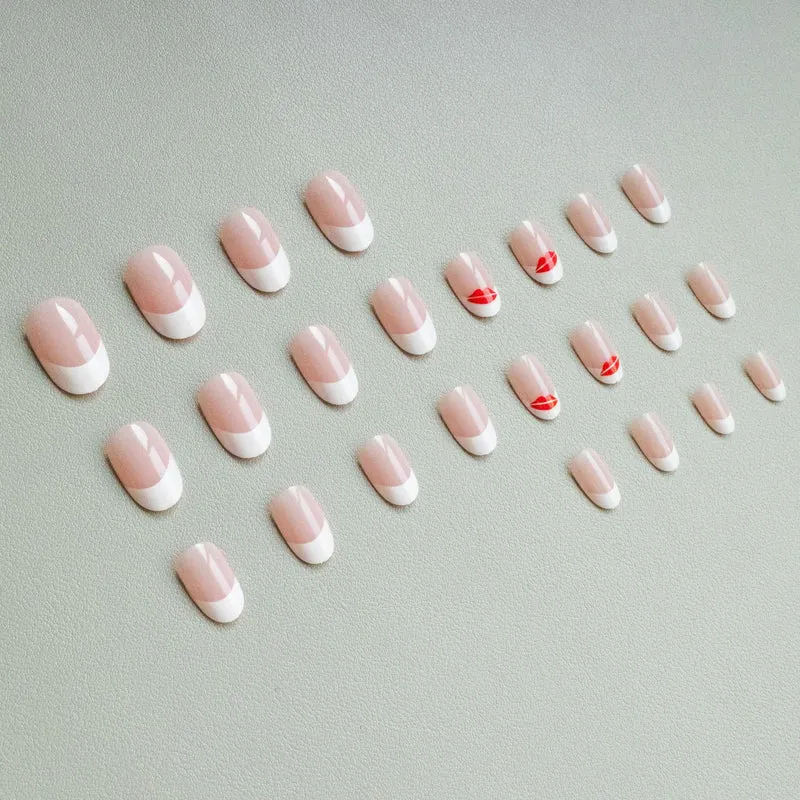 Künstlerisches French Tip Nagelkunst-Set mit Kiss-Design