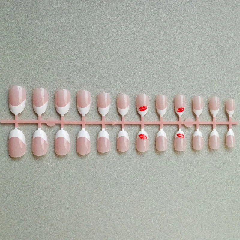 Künstlerisches French Tip Nagelkunst-Set mit Kiss-Design
