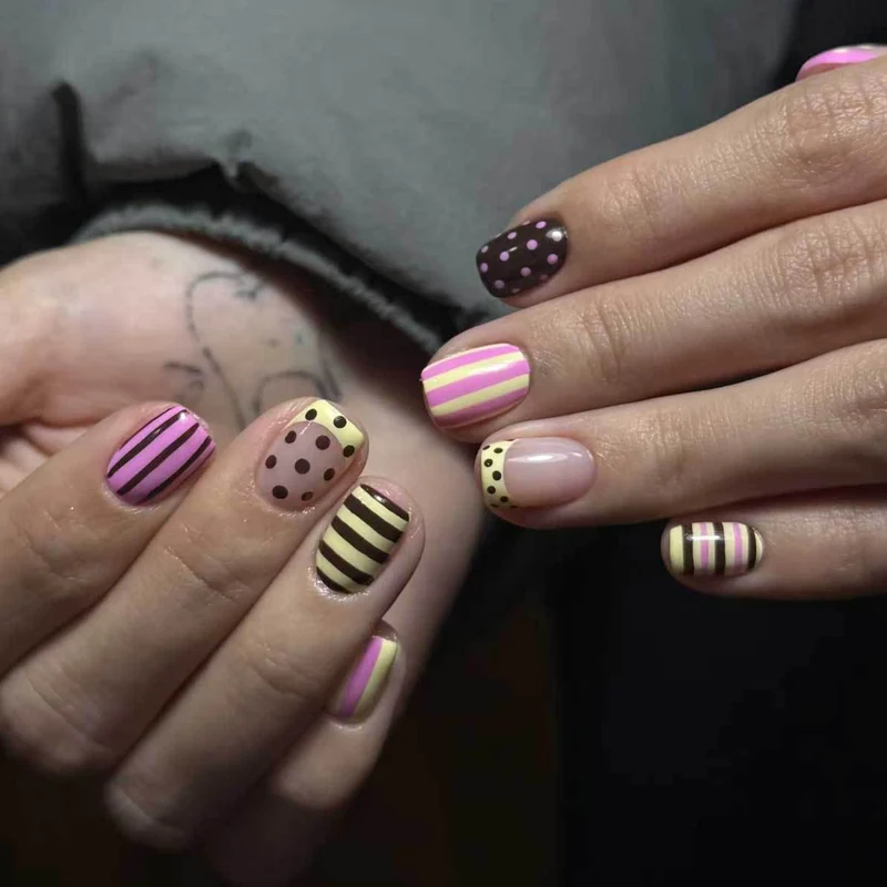 Künstlerisches Gestreiftes und Punktmuster Nagelkunst-Set