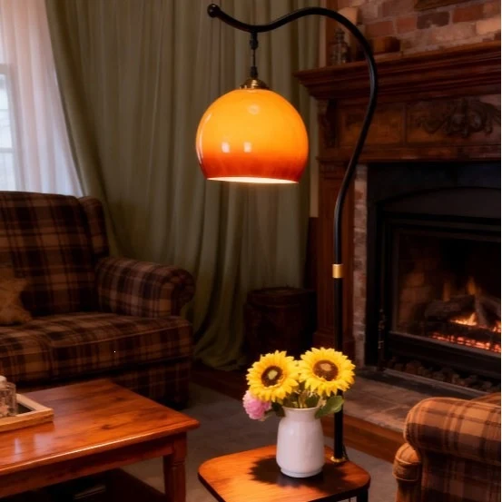 Moderne Stehlampe mit integriertem Beistelltisch