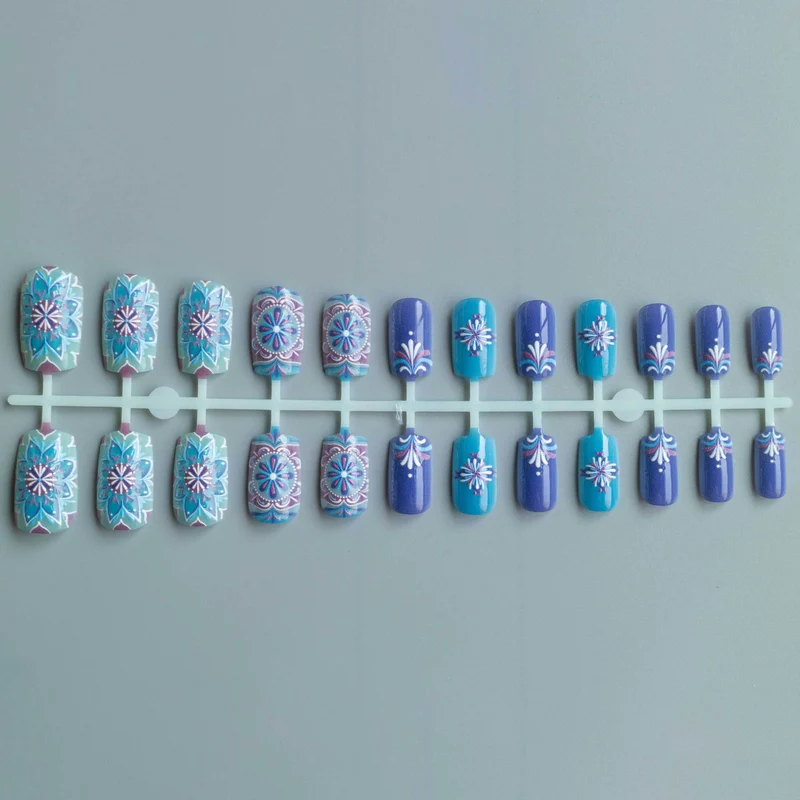 Künstlerisches Blumenmuster Nagelkunst