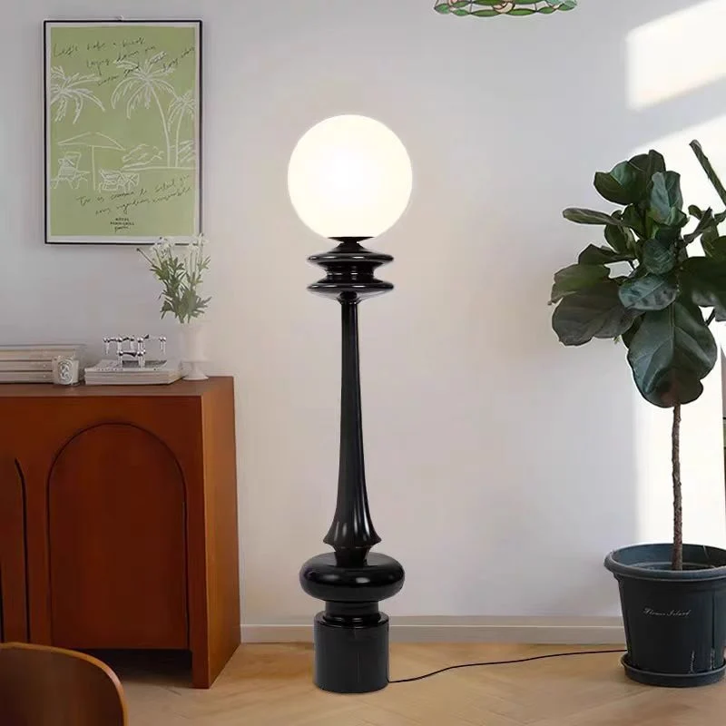 Moderne elegante Stehlampe mit künstlerischem Globus-Schirm