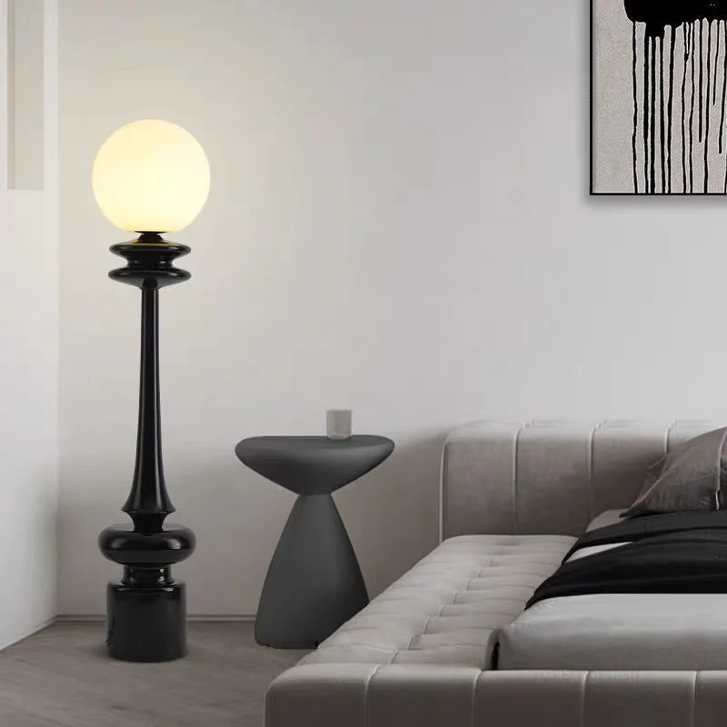 Moderne elegante Stehlampe mit künstlerischem Globus-Schirm