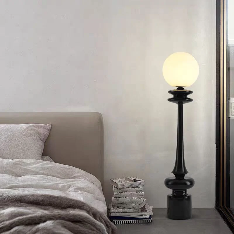 Moderne elegante Stehlampe mit künstlerischem Globus-Schirm
