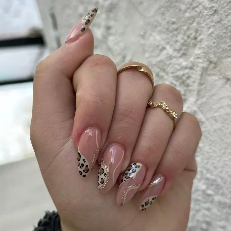 Künstlerisches Leopardenmuster-Nail Design