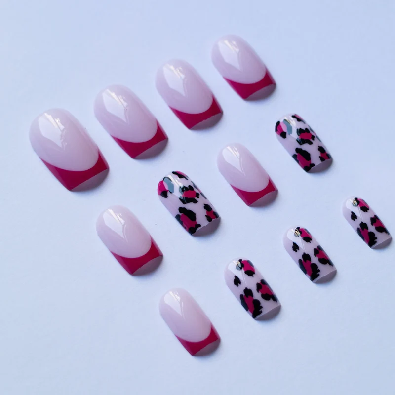Künstlerischer Leopard und französische Spitzen-Nagelkunst