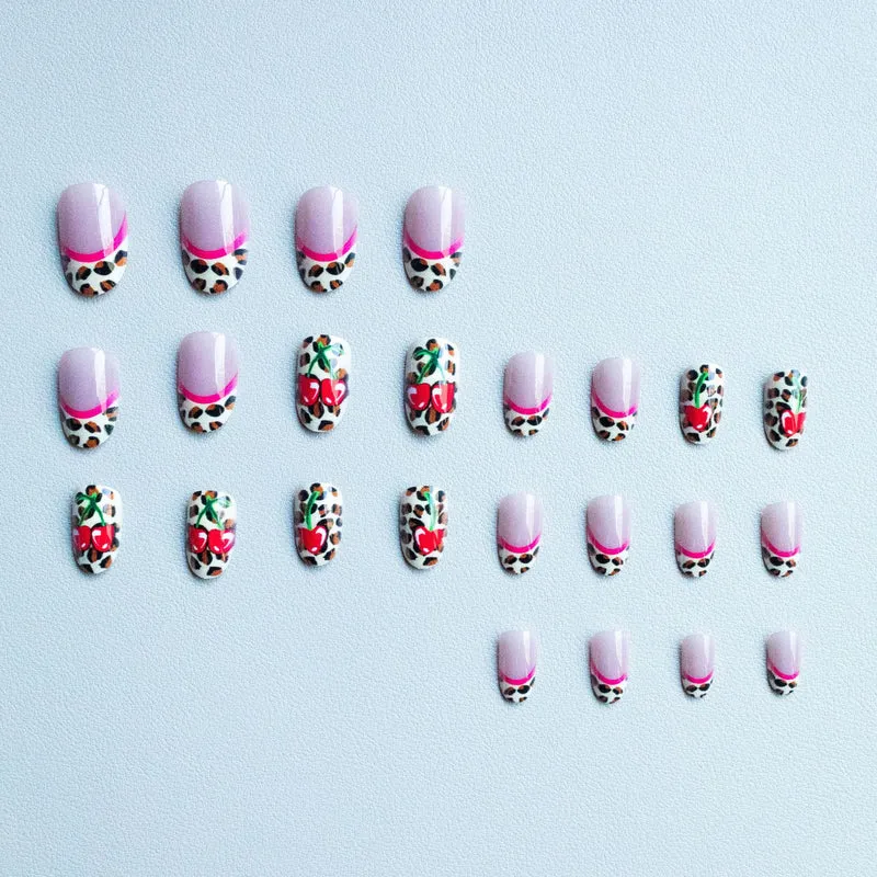 Künstlerische Leopard- und Kirsch-Nagelkunst