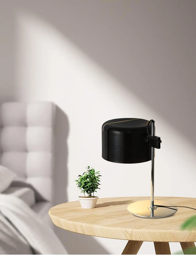 Moderne Schreibtischlampe mit verstellbarem Schirm