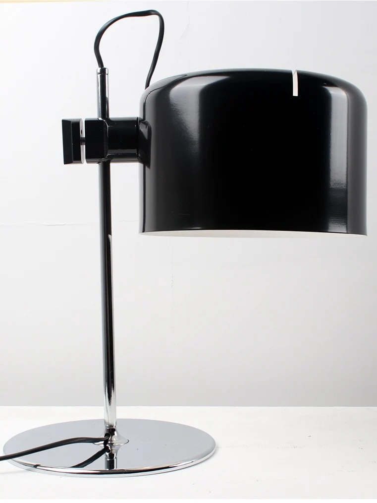 Moderne Schreibtischlampe mit verstellbarem Schirm