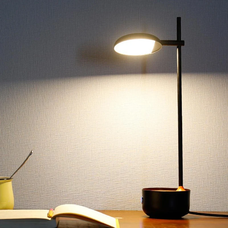 Moderne Schreibtischlampe mit einstellbarer Helligkeit
