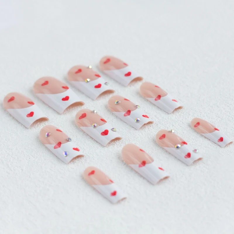 Künstlerisches Herzmotiv Press-On Nagelset