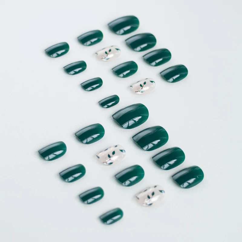 Künstlerisches Florales Nagelkunstdesign