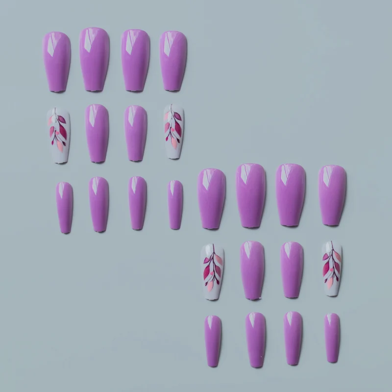 Künstlerische florale Nagelkunst