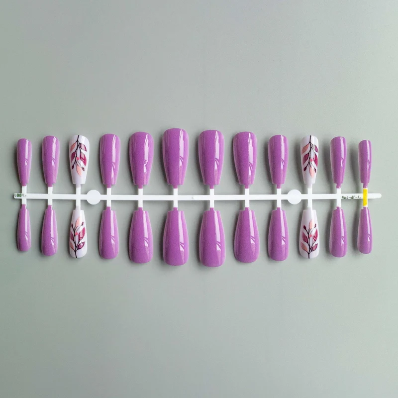 Künstlerische florale Nagelkunst