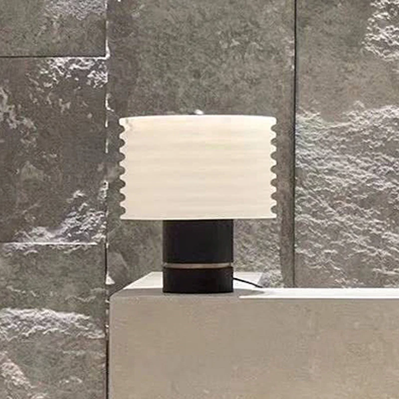 Moderne dekorative Tischlampe mit strukturiertem Schirm