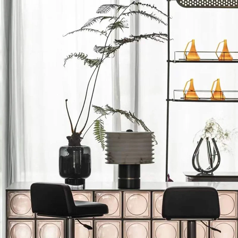 Moderne dekorative Tischlampe mit strukturiertem Schirm