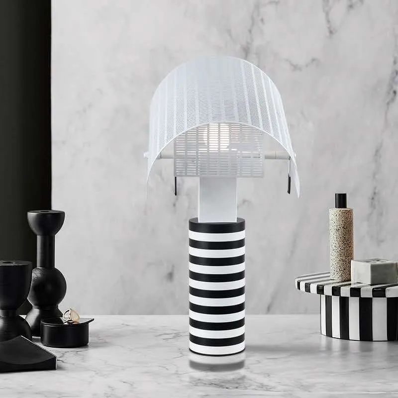 Moderne dekorative Tischlampe mit gestreiftem Fuß