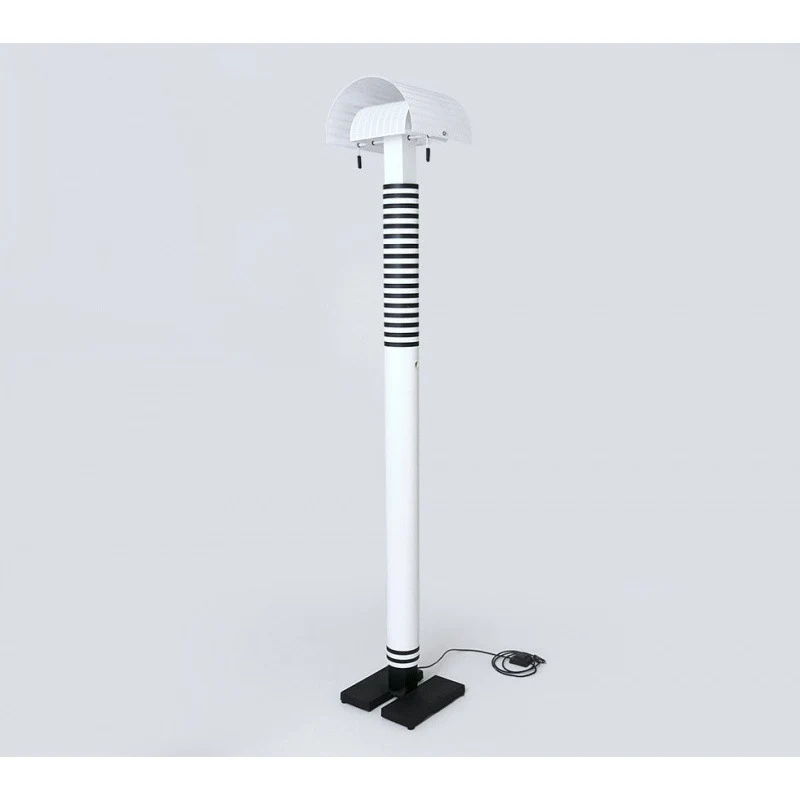 Moderne dekorative Tischlampe mit gestreiftem Fuß
