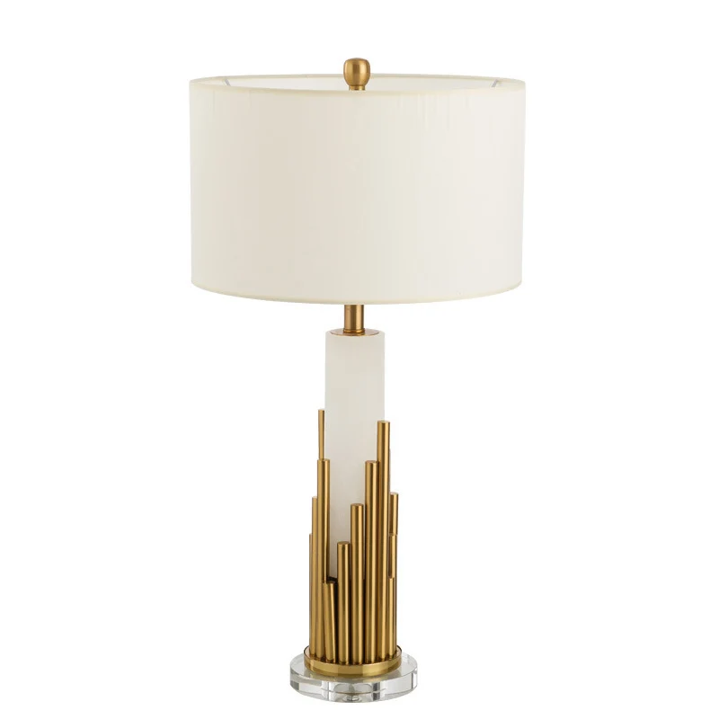 Moderne dekorative Tischlampe mit skulpturalem Messingdesign