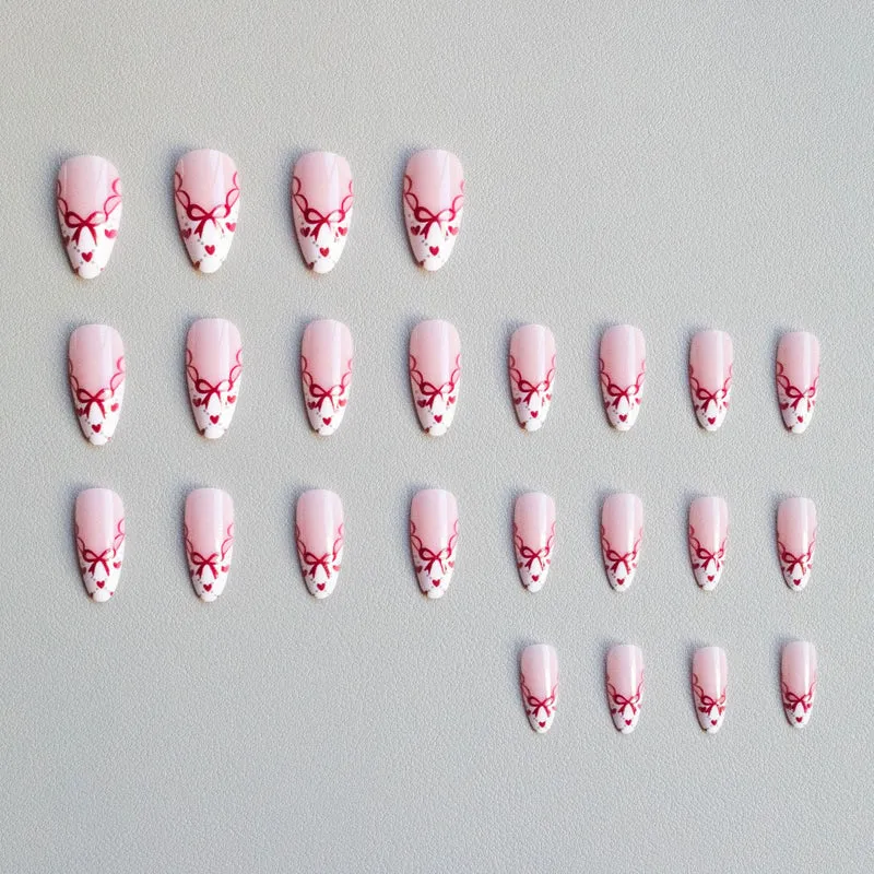 Künstlerisches Herzmotiv Nagelkunst