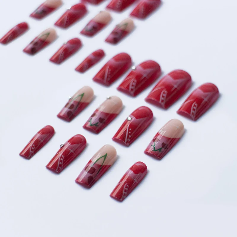 Künstlerisches Herz- und Kirsch-Nagelkunstdesign