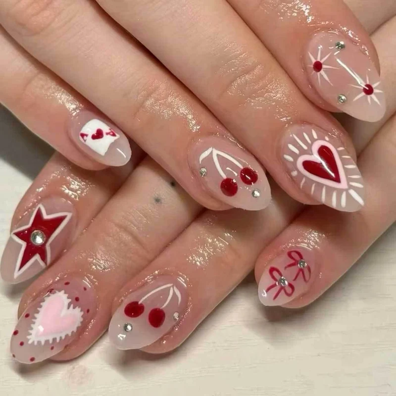 Künstlerisches Herz und Kirsche Nagelkunst