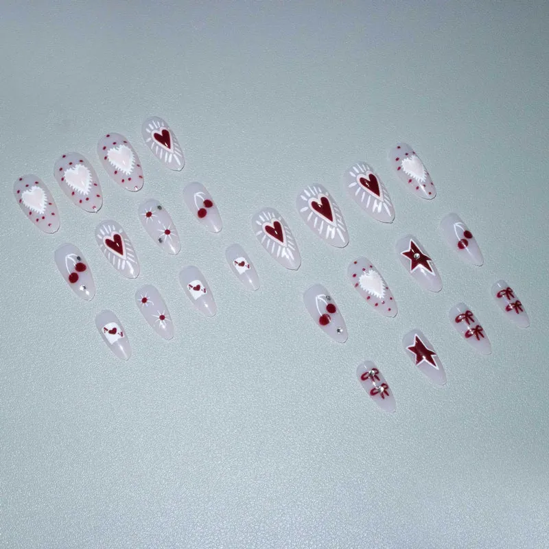 Künstlerisches Herz und Kirsche Nagelkunst