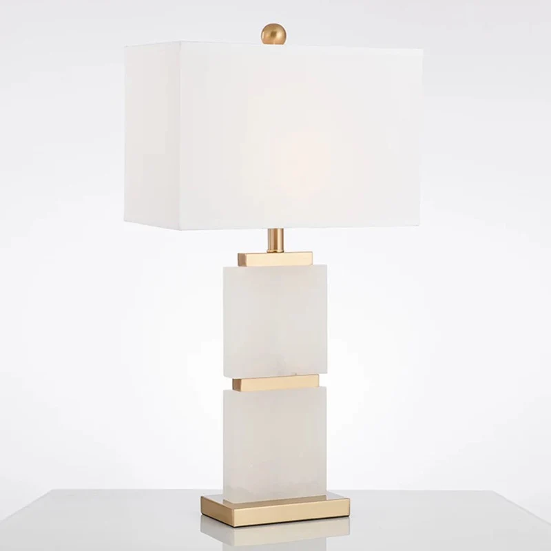 Moderne dekorative Tischlampe mit Marmorfuß und elegantem Schirm