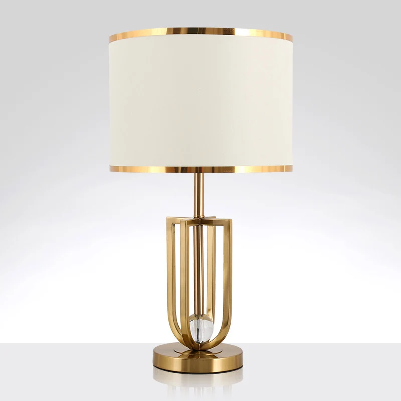Moderne dekorative Tischlampe mit goldenen Akzenten